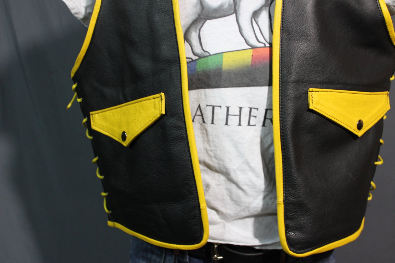 Gilet de bar en cuir fabriqué à la main avec des accents jaunes