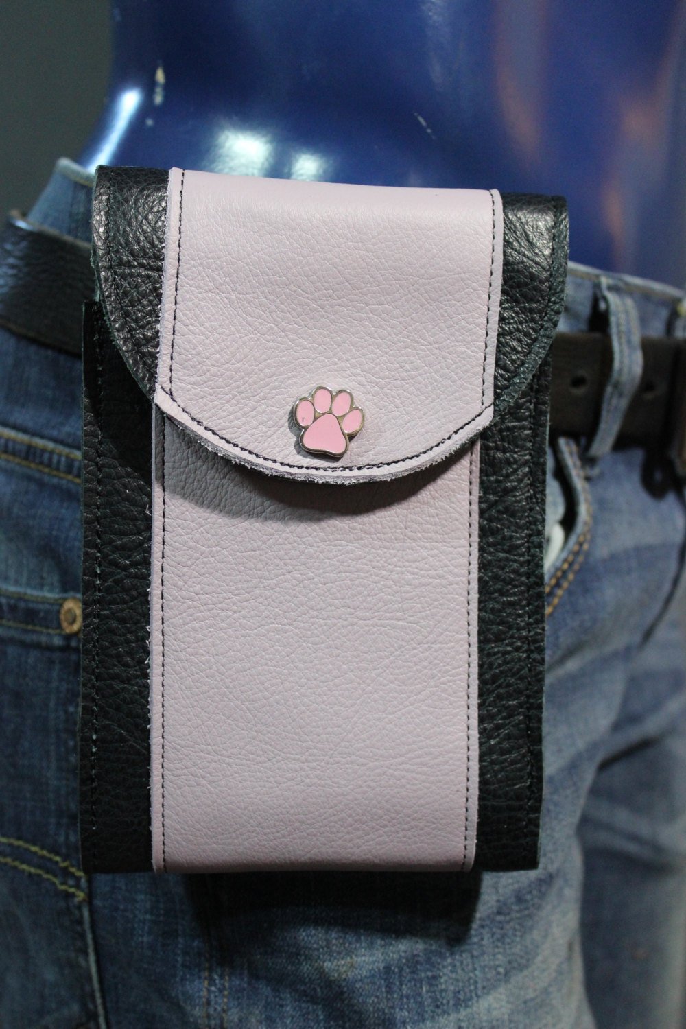 Funda para móvil con pata de cachorro