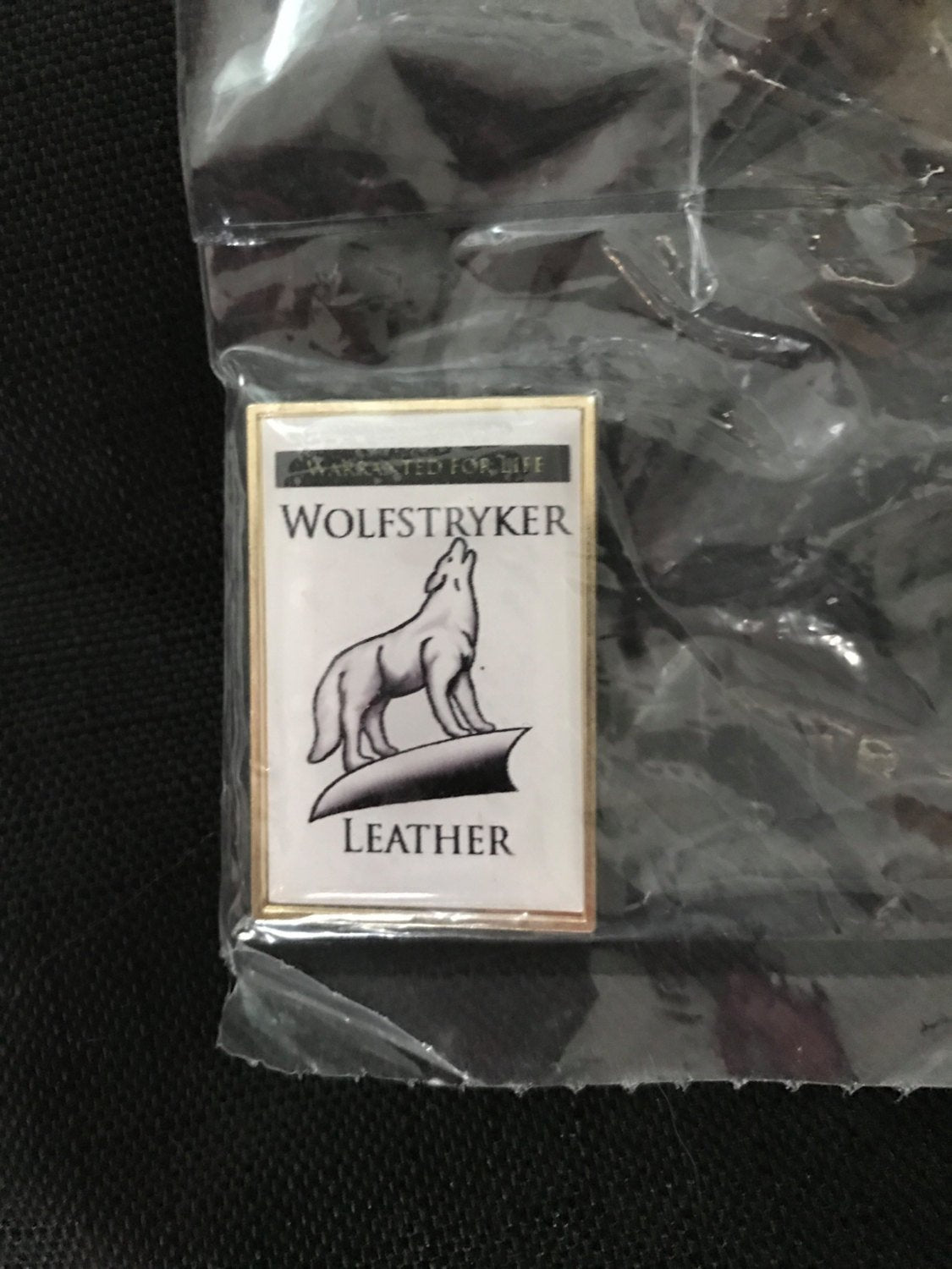 Pin VIP oficial de cuero Wolfstryker