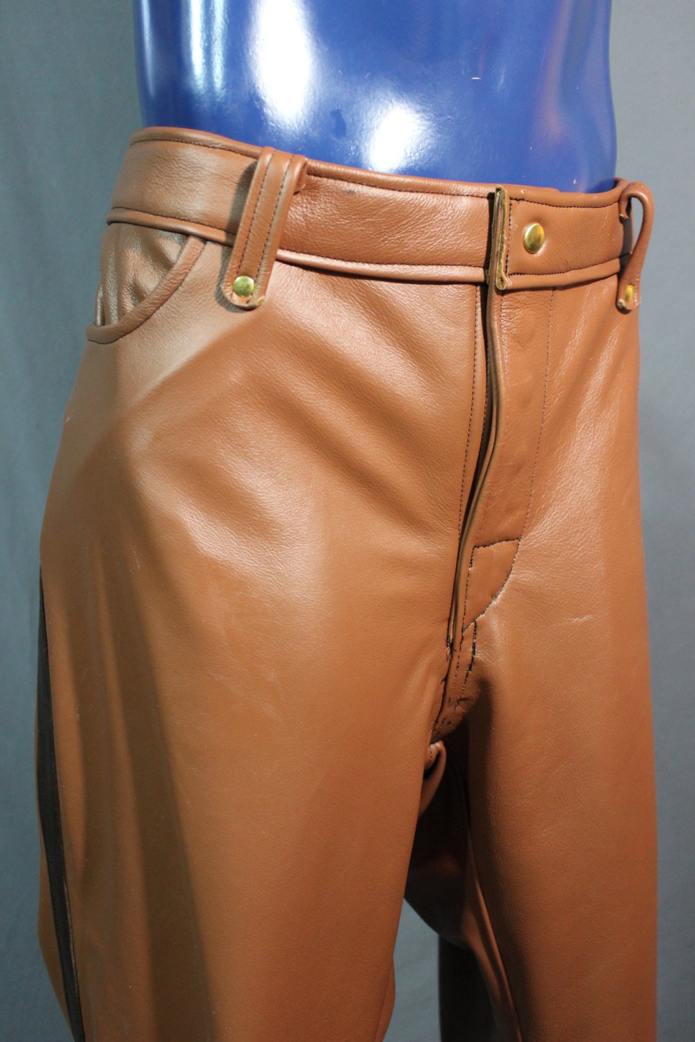 Notre pantalon tout en cuir de style Steampunk !