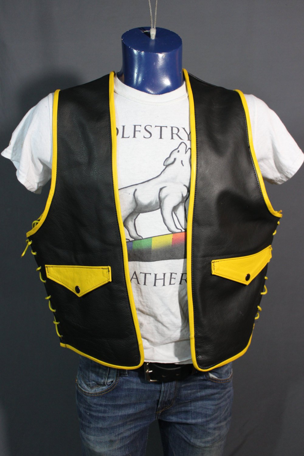 Gilet de bar en cuir fabriqué à la main avec des accents jaunes