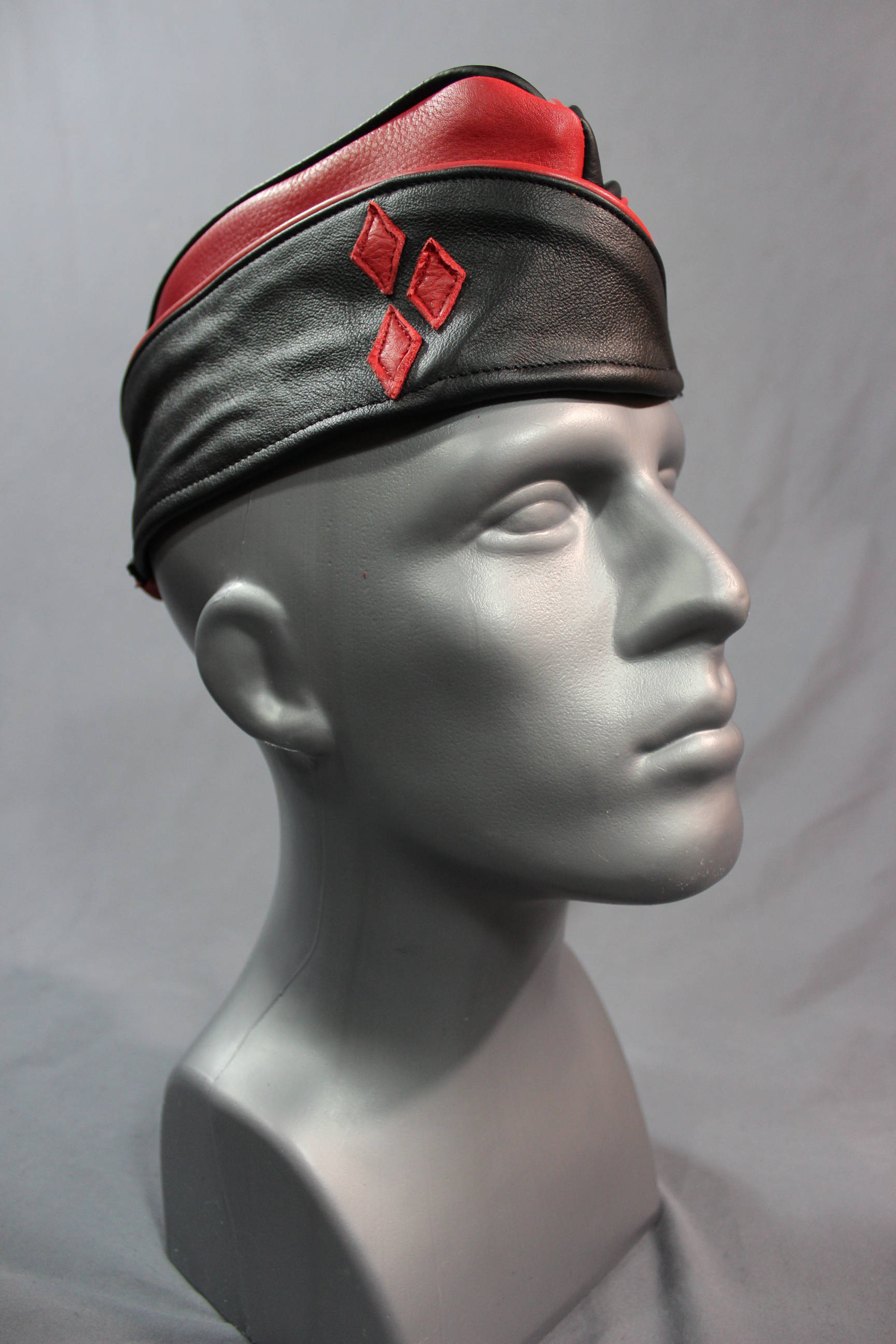 Casquette de garnison en cuir de style arlequin