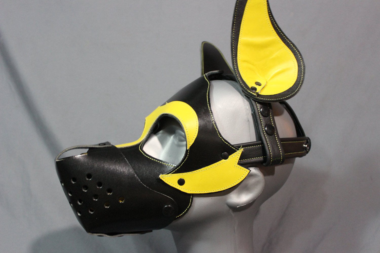 Masque de chiot en noir et jaune avec muselière amovible