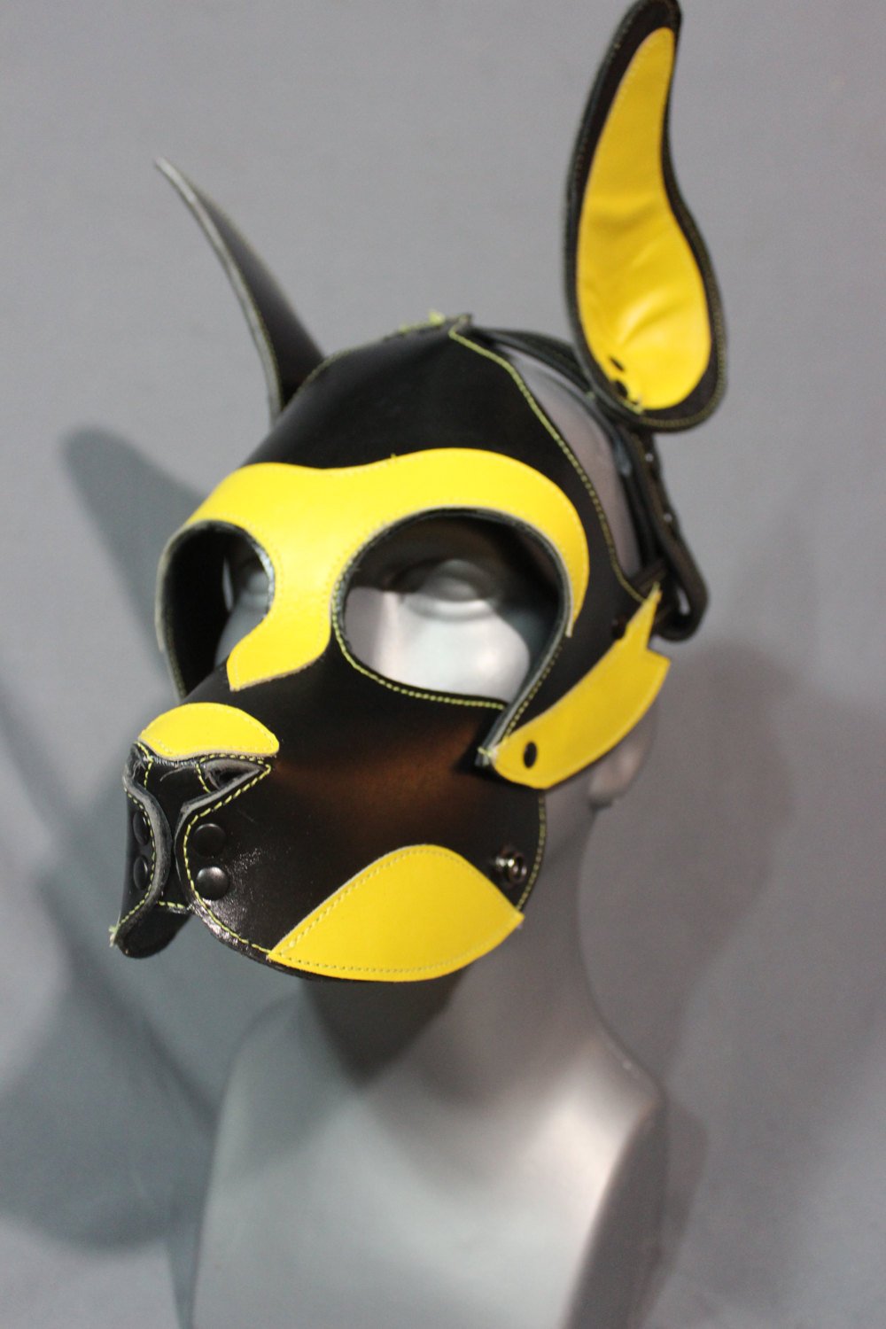 Masque de chiot en noir et jaune avec muselière amovible