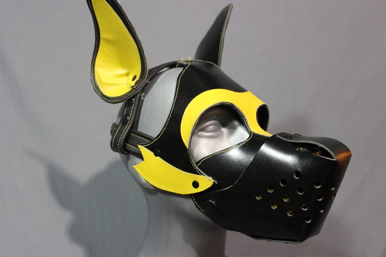 Masque de chiot en noir et jaune avec muselière amovible