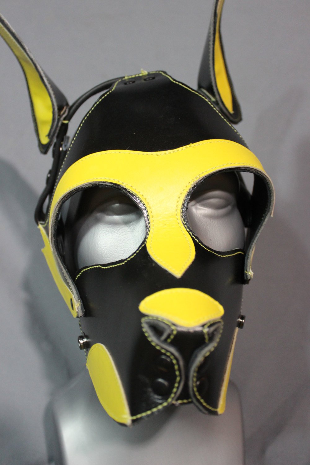 Masque de chiot en noir et jaune avec muselière amovible