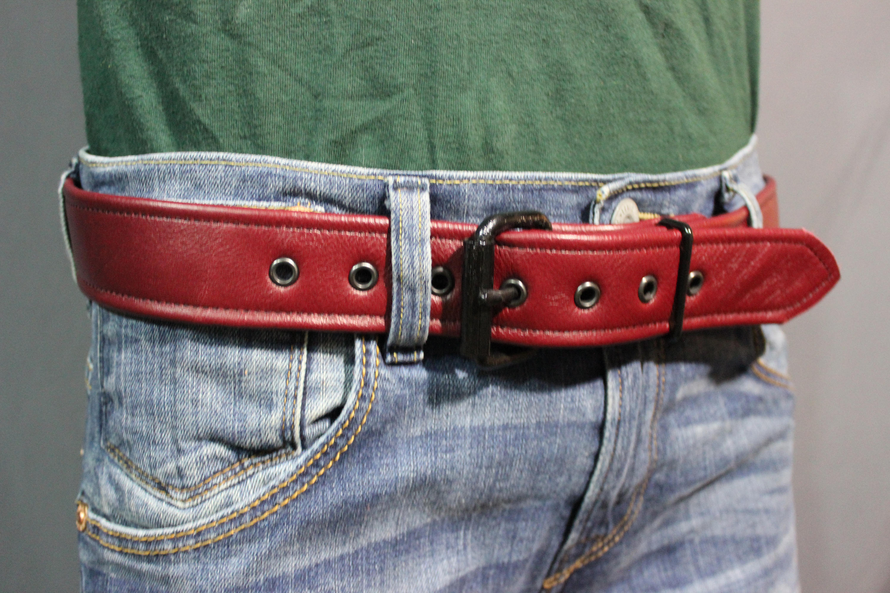 Ceinture bordeaux avec détails noirs