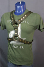Arnés en X extendido militar de color oliva y latón, correas de cuero suave