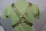 Arnés en X extendido militar de color oliva y latón, correas de cuero suave