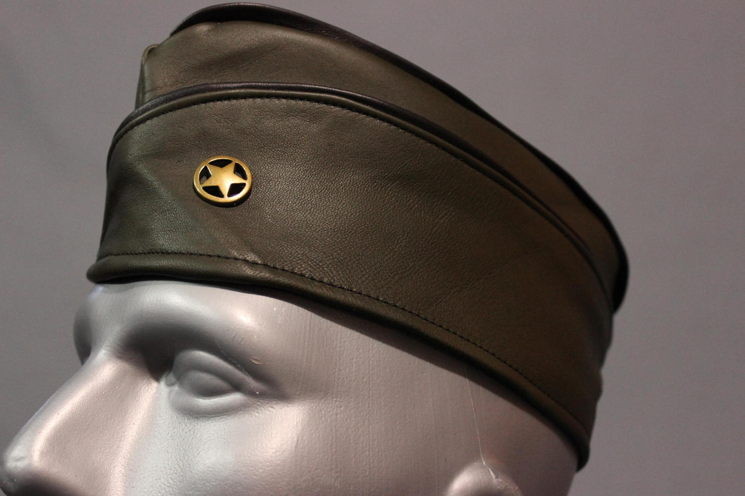 Gorra militar de cuero verde oliva con concho de estrella de latón