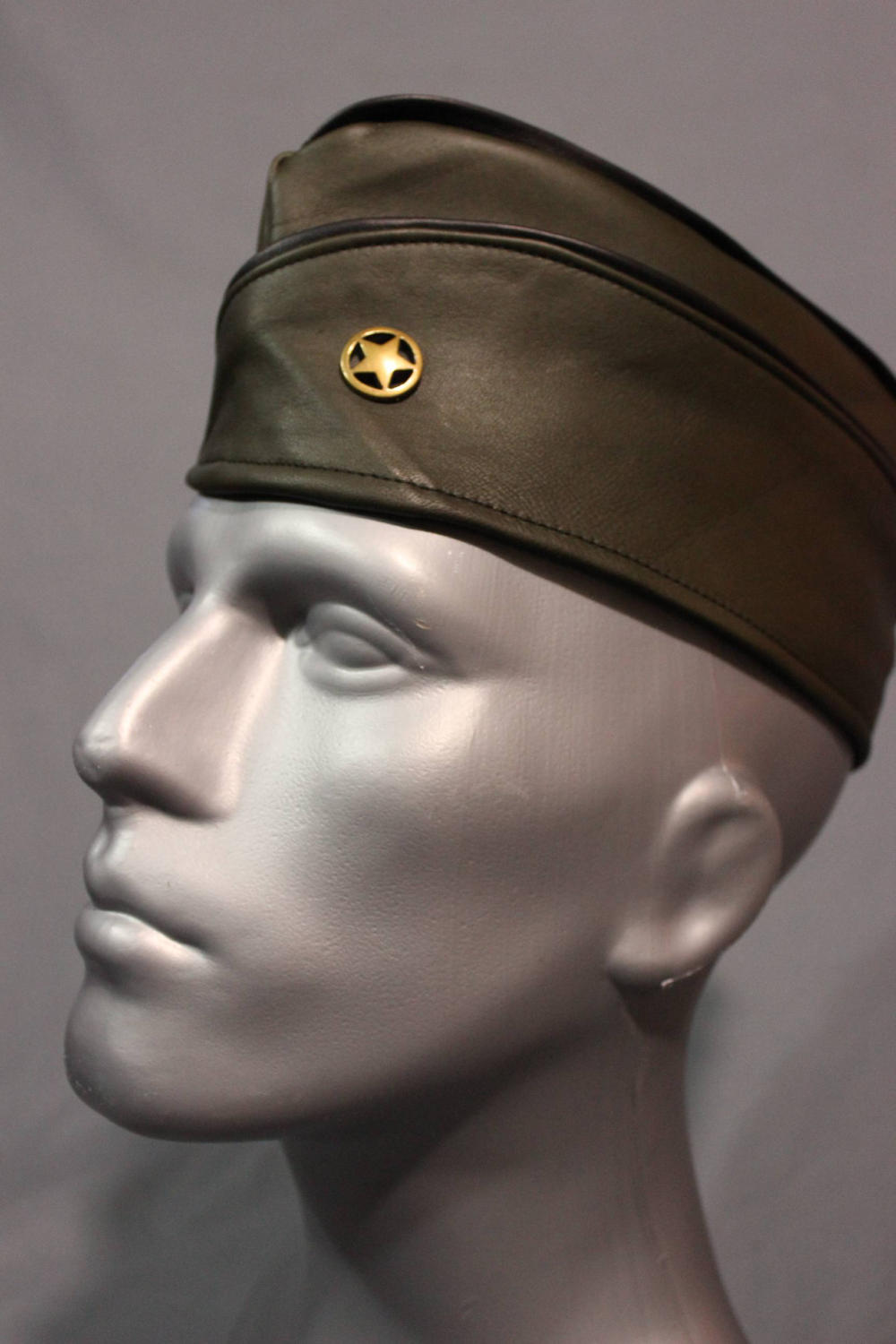 Gorra militar de cuero verde oliva con concho de estrella de latón