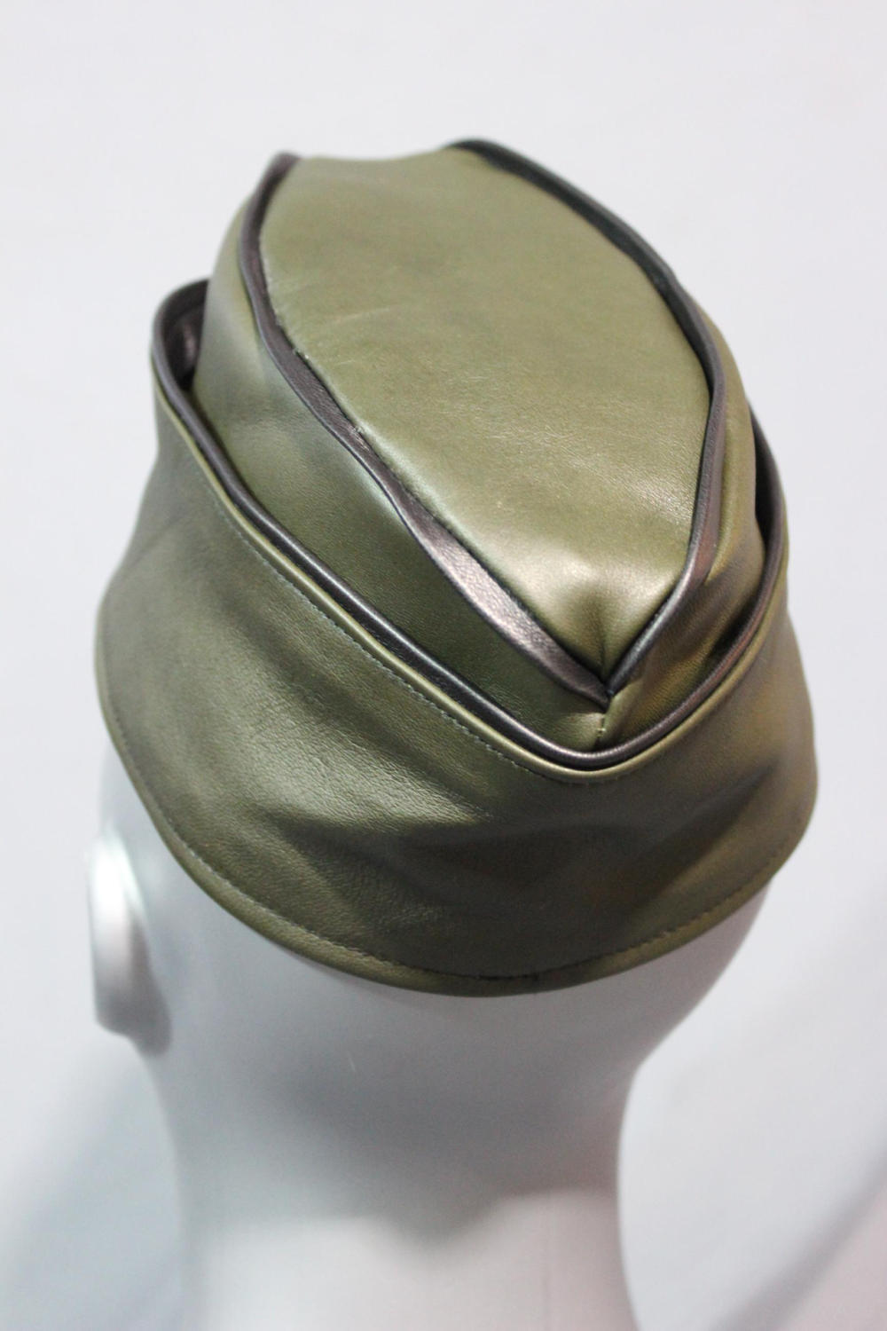 Casquette militaire en cuir vert olive avec concho étoile en laiton