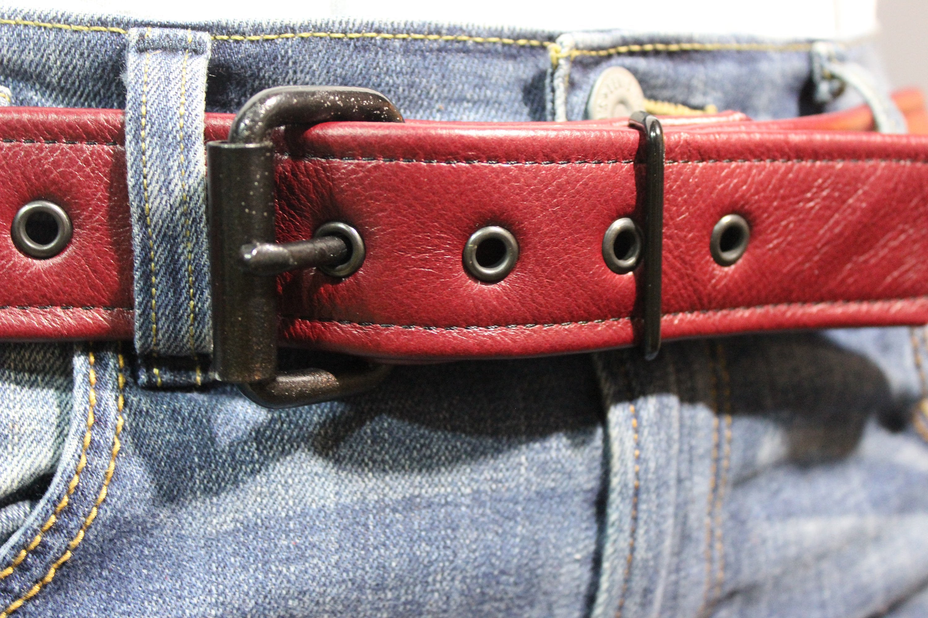 Ceinture bordeaux avec détails noirs