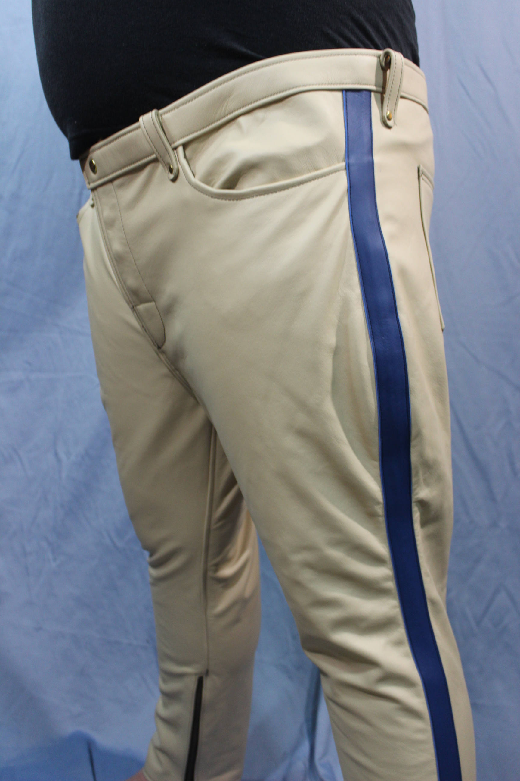 Collection Sir Tom Matt - Pantalon en cuir crème avec rayures bleues