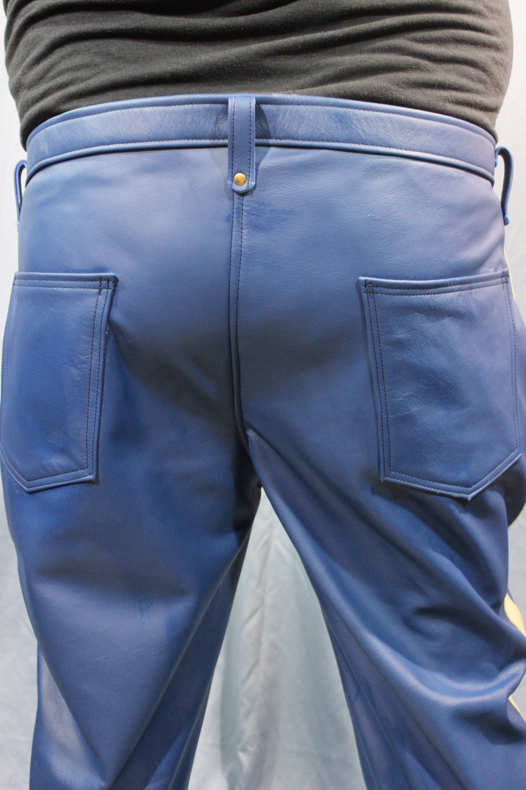 Colección Sir Tom Matt: cuero azul con pantalones a rayas color crema