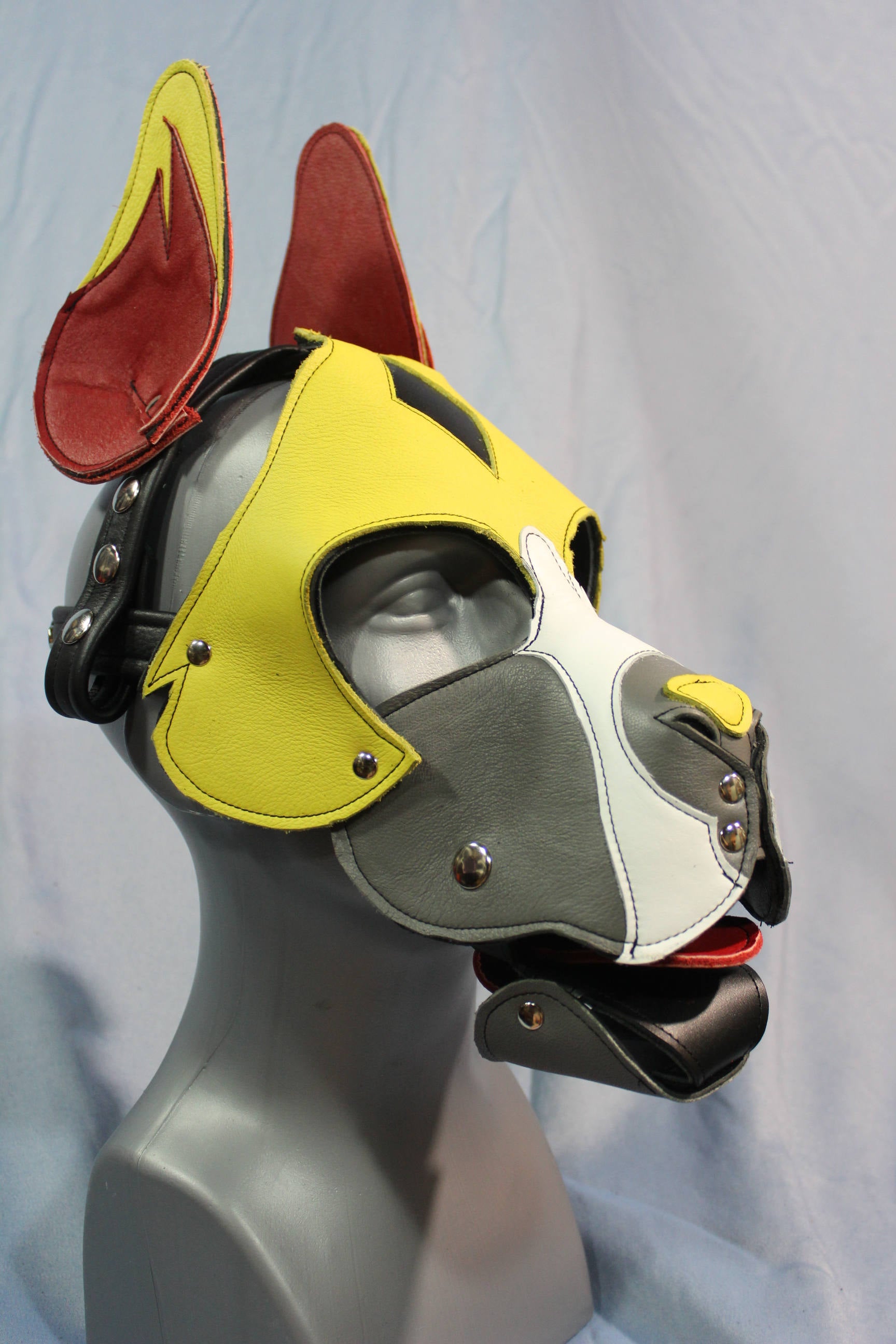 Nuestra capucha Pup estilo Boxer "Fire Box" en rojo y amarillo