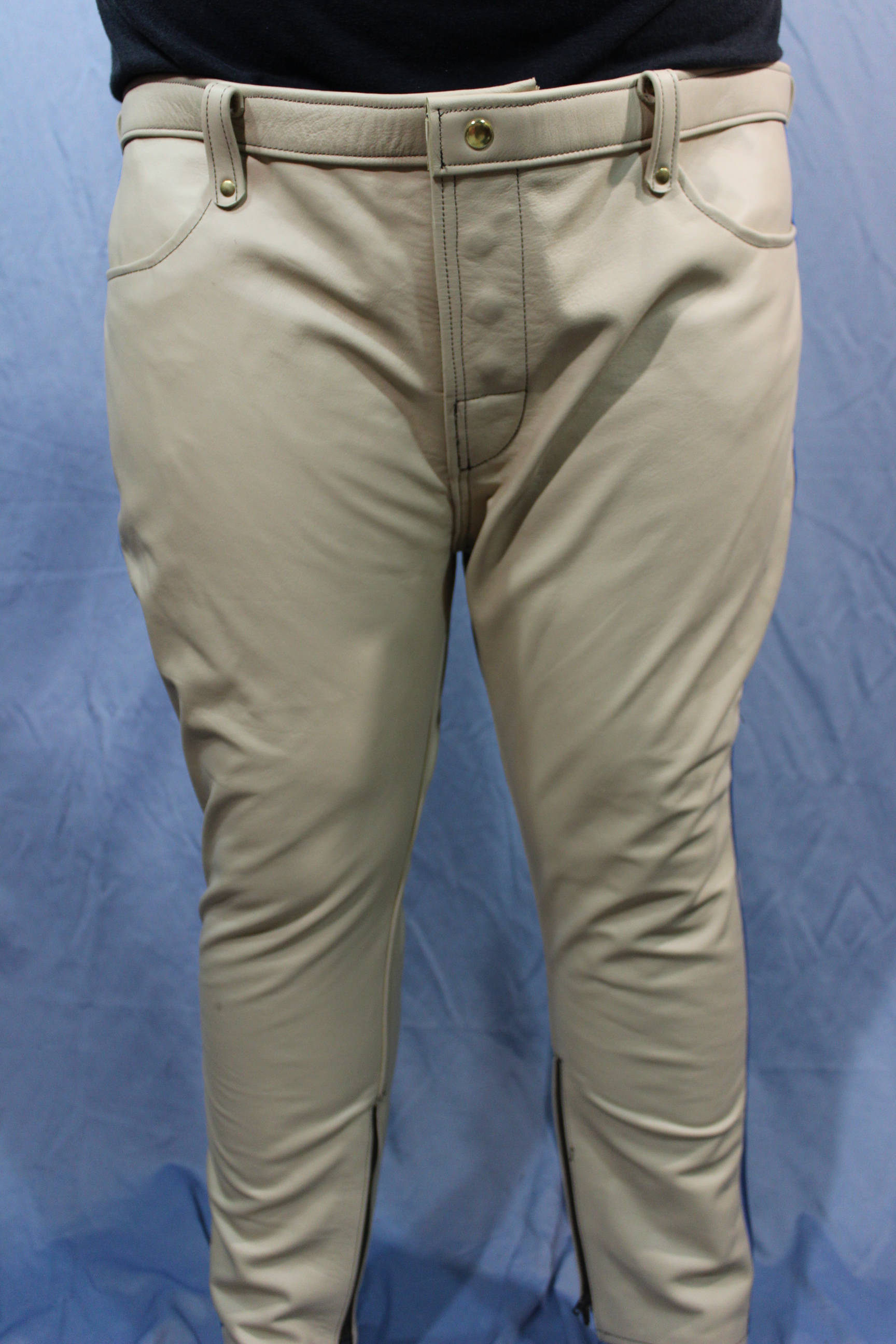 Collection Sir Tom Matt - Pantalon en cuir crème avec rayures bleues