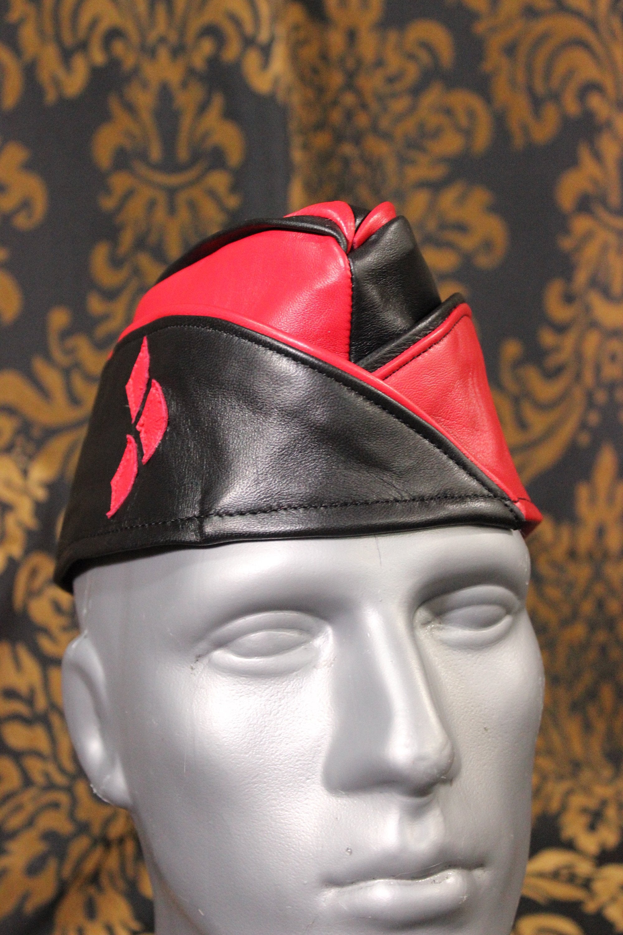 Casquette de garnison en cuir de style arlequin