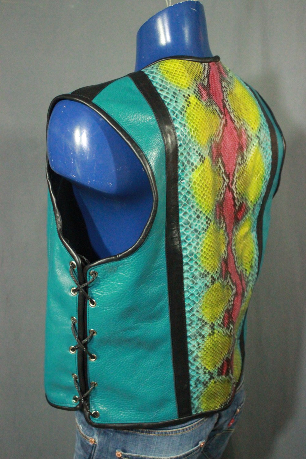 INCROYABLE gilet en cuir turquoise et python arc-en-ciel